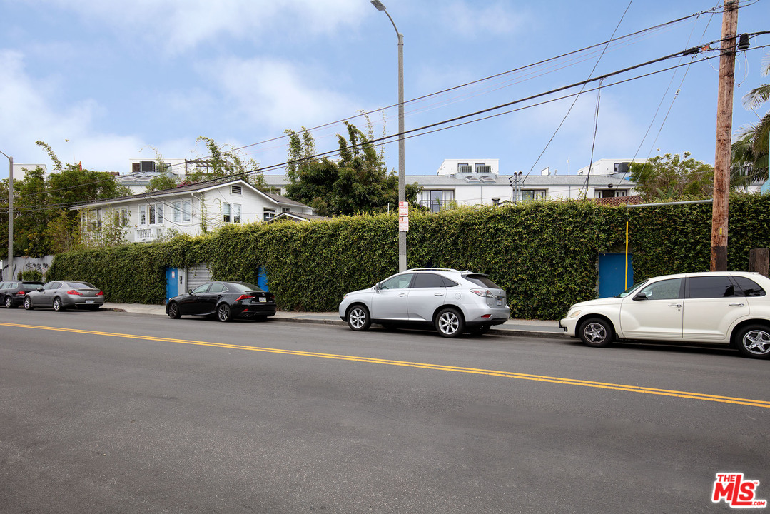 805 Hampton Drive Venice, CA 90291 - Photo 26 of 27 a view of a street