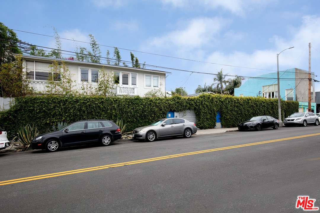 805 Hampton Drive Venice, CA 90291 - Photo 27 of 27 a view of street with parked cars