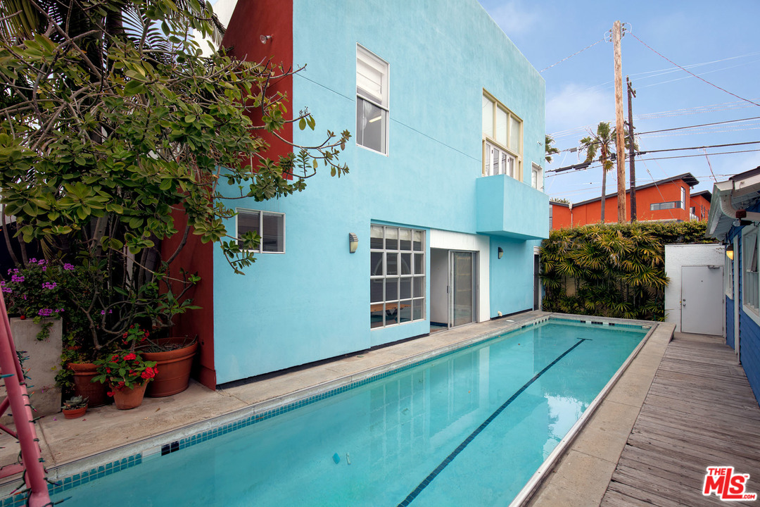 805 Hampton Drive Venice, CA 90291 - Photo 4 of 27 a front view of a house with garden