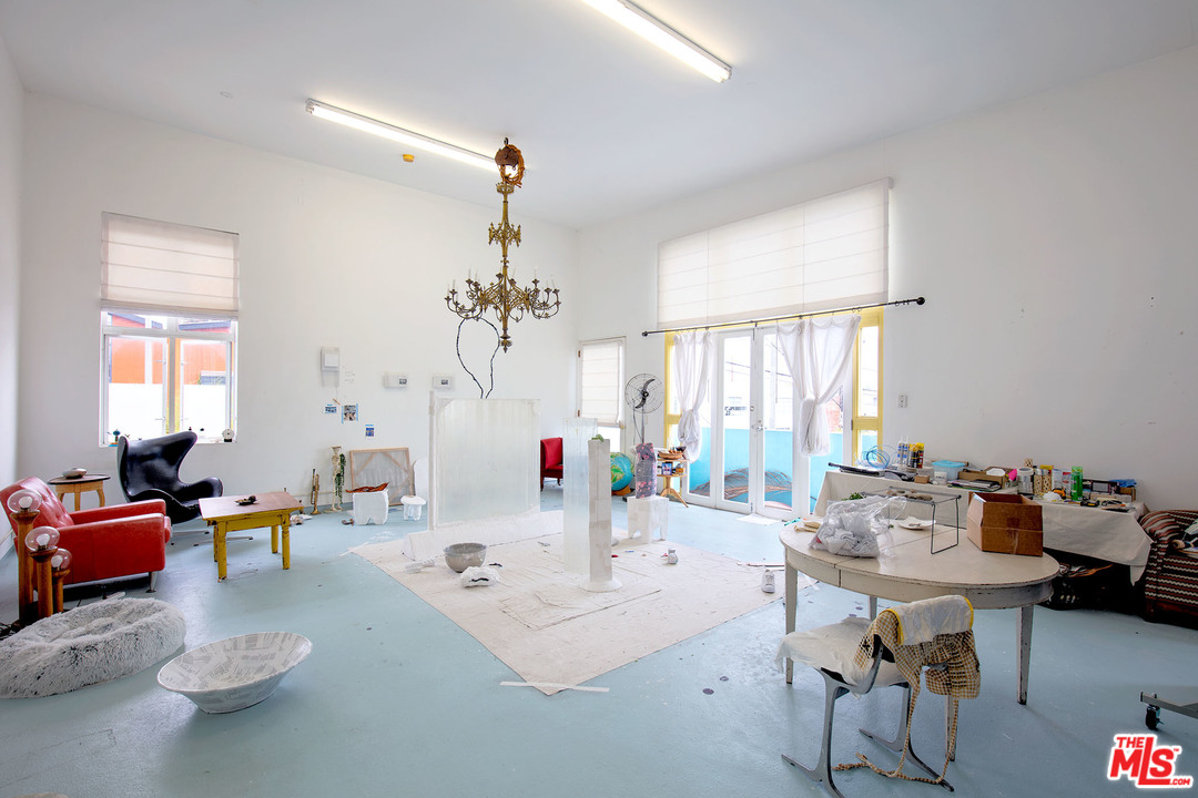 805 Hampton Drive Venice, CA 90291 - Photo 5 of 27 a living room with furniture and a window