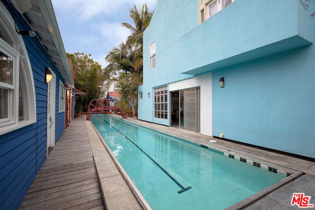 805 Hampton Drive Venice, CA 90291 - Photo 8 of 27 a view of balcony with couch
