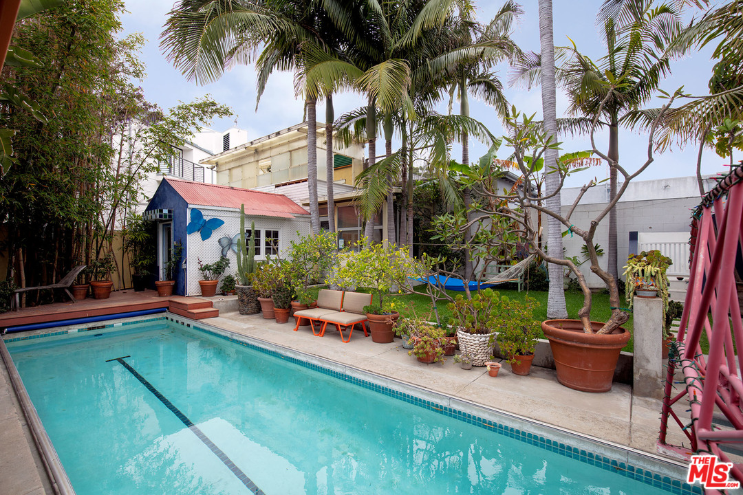 805 Hampton Drive Venice, CA 90291 - Photo 9 of 27 a view of a house with backyard and sitting area