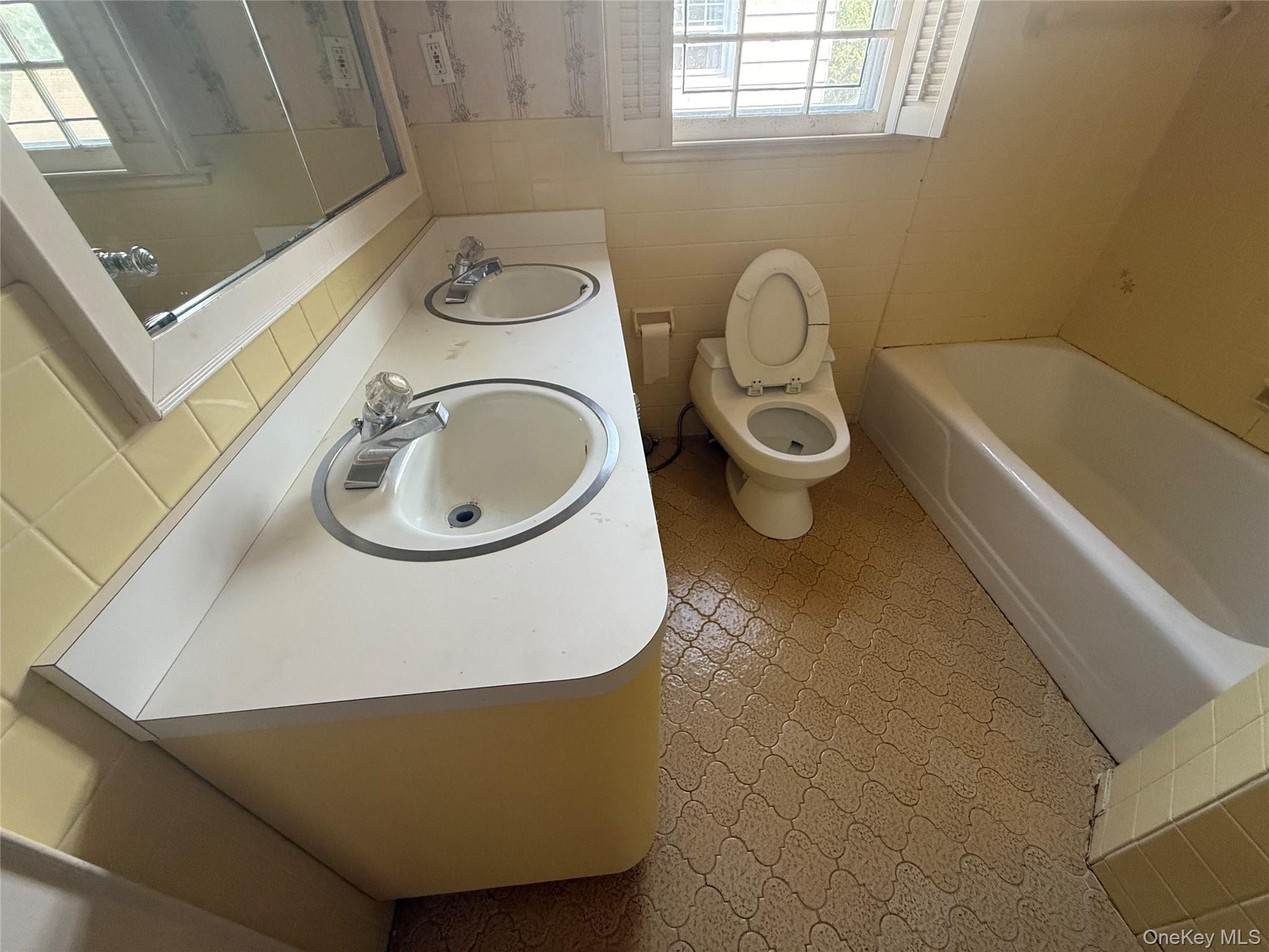 1900 Carleton Place Baldwin, NY 11510 - Photo 19 of 23 2nd Floor Full Bath
