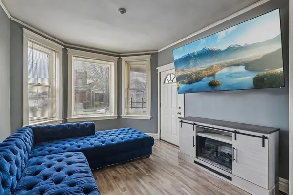 $400,000 | 956 North Trumbull Avenue, Chicago, IL 60651