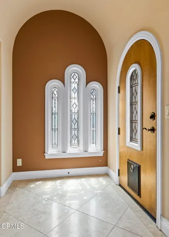 a view of a livingroom with furniture
