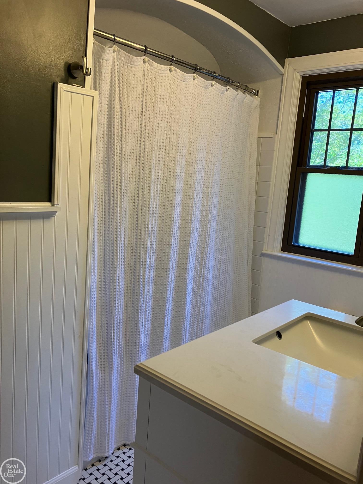 305 Kerby Road Grosse Pointe, MI 48236 - Photo 15 of 40 50086215-14.JPG