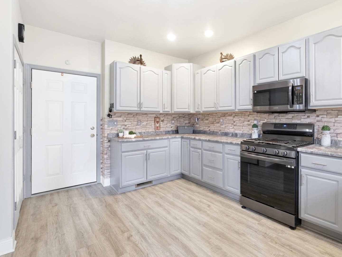 1462 Ridge Drive Sycamore, IL 60178 - Photo 12 of 32