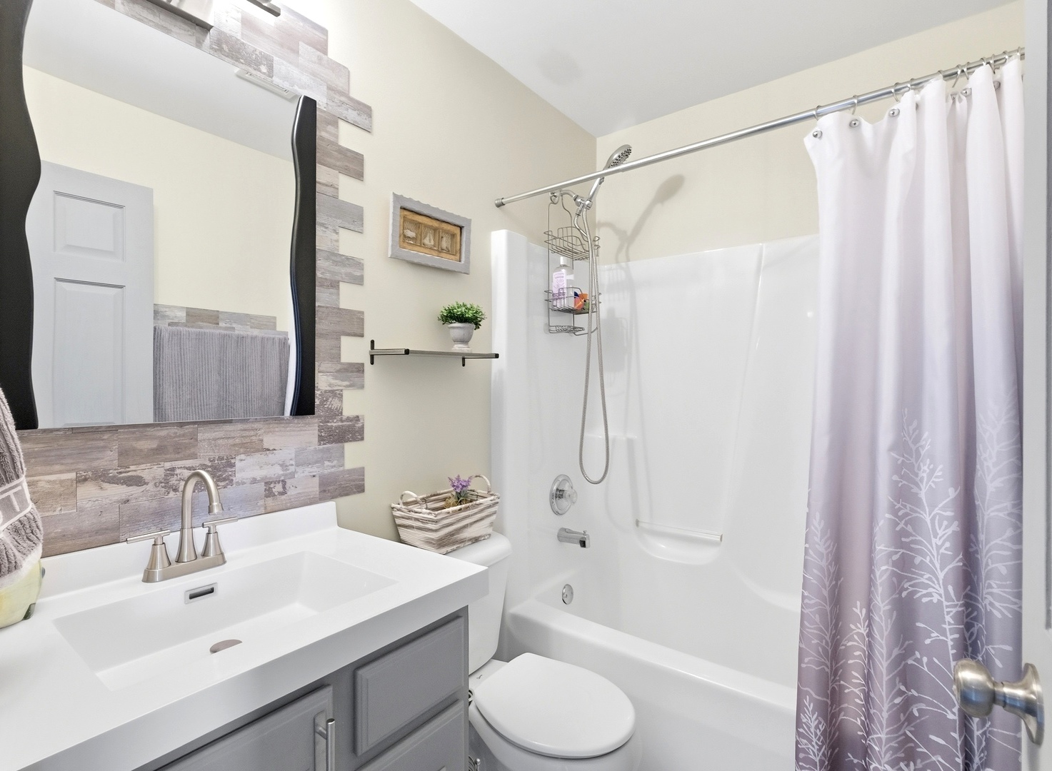 1462 Ridge Drive Sycamore, IL 60178 - Photo 23 of 32 a bathroom with a sink toilet and shower