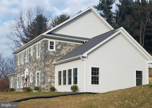 a view of a house with a yard
