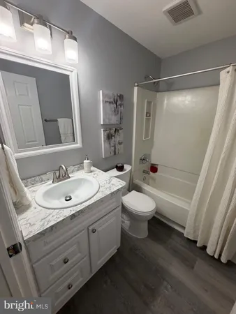 $1,950 | 102 Stonehurst Court, New Castle, DE 19720