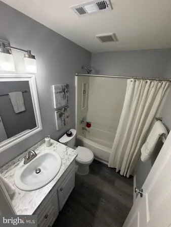 $1,900 | 102 Stonehurst Court, New Castle, DE 19720