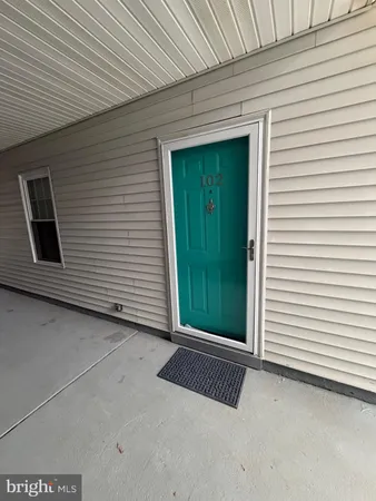 $1,900 | 102 Stonehurst Court, New Castle, DE 19720