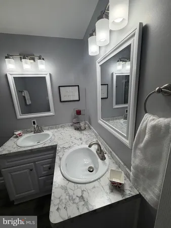 $1,950 | 102 Stonehurst Court, New Castle, DE 19720