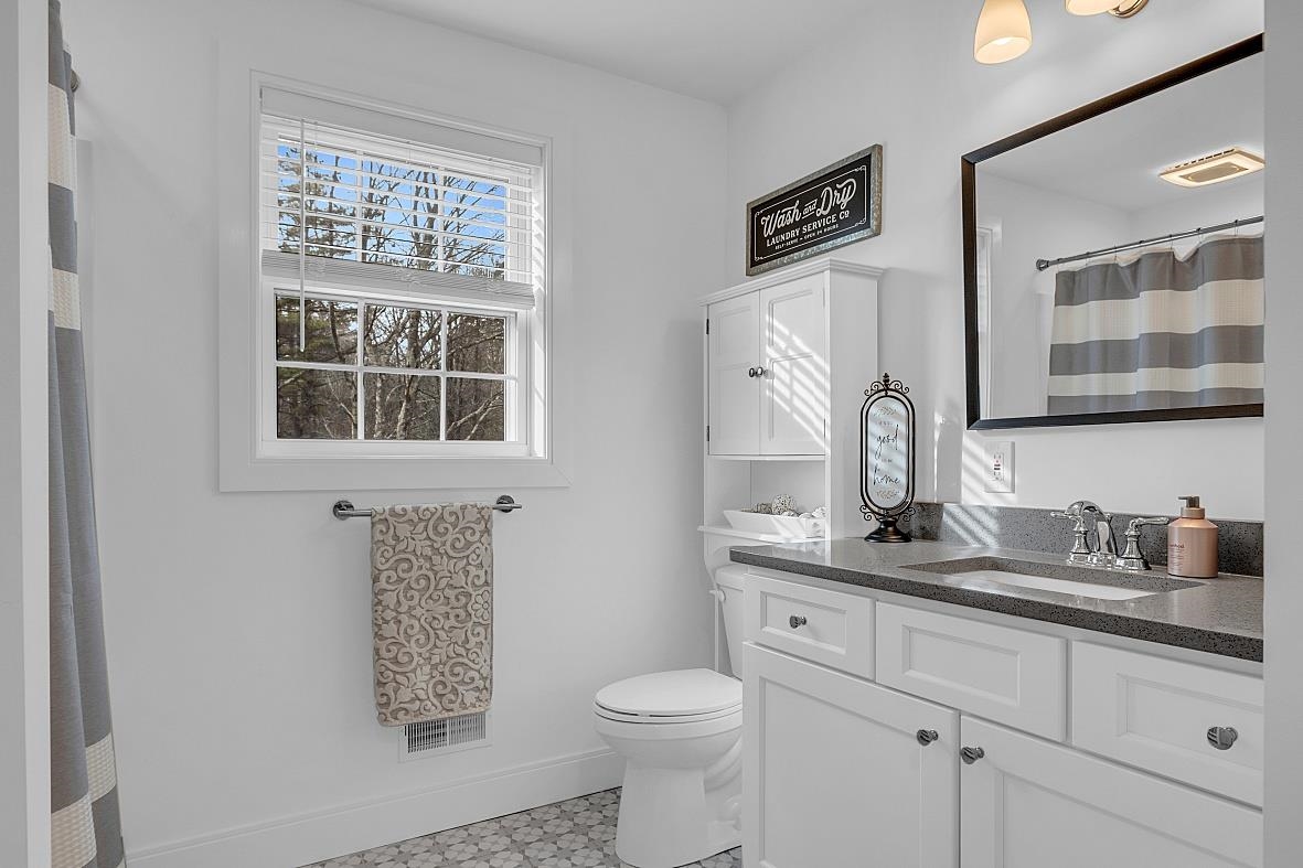 76 Chester Road Derry, NH 03038 - Photo 10 of 40