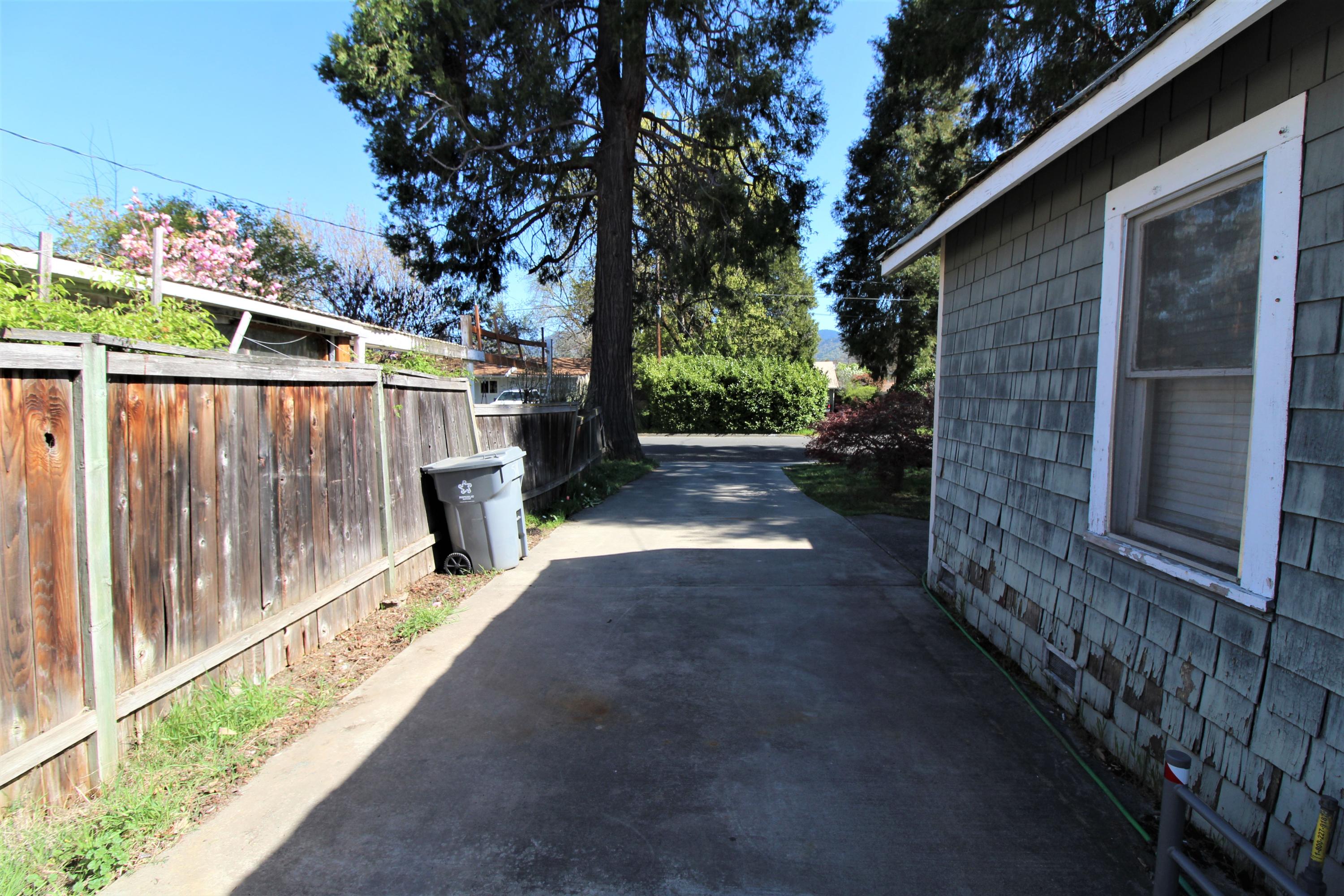 511 Southeast Riverside Avenue Grants Pass, OR 97526 - Photo 6 of 19 Right side of house