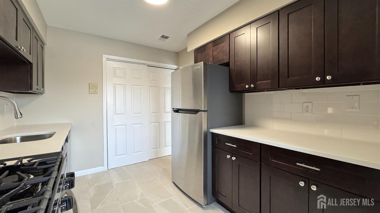 1511 Raspberry Court Edison, NJ 08817 - Photo 5 of 14