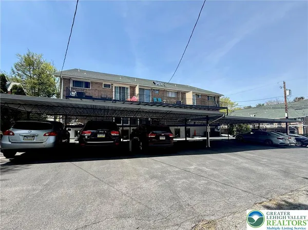 a view of a parking area