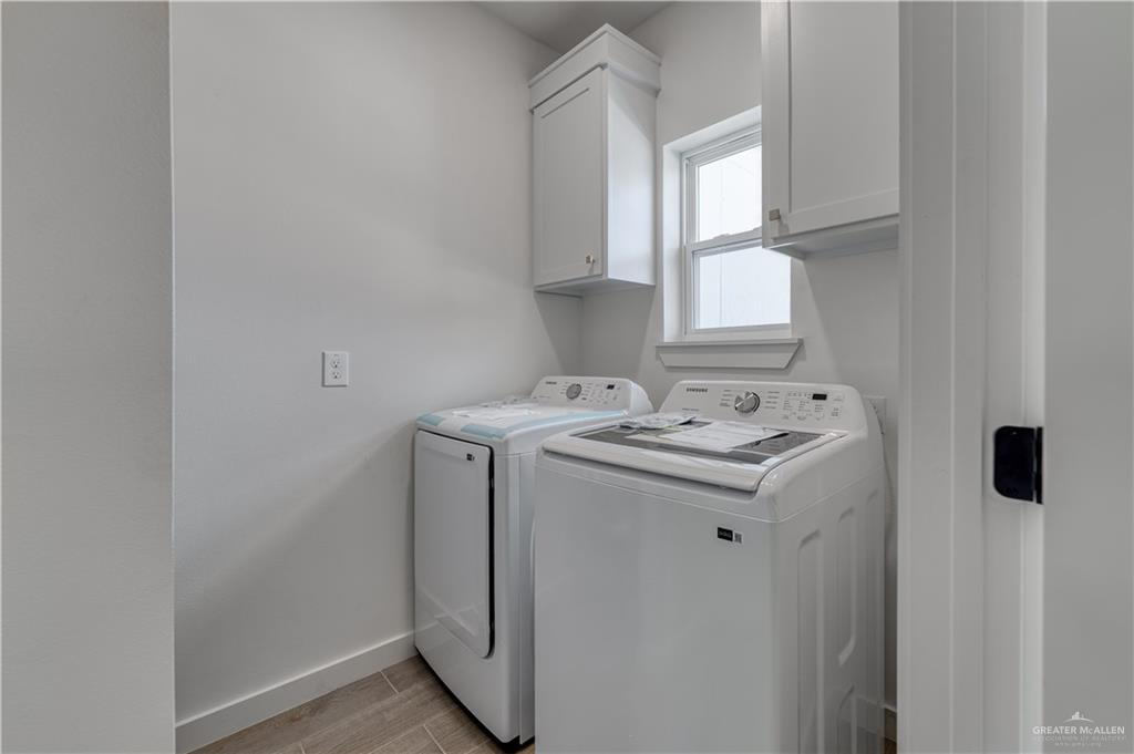 5408 North Crown Point Pharr, TX 78577 - Photo 13 of 19 a utility room with dryer and washer