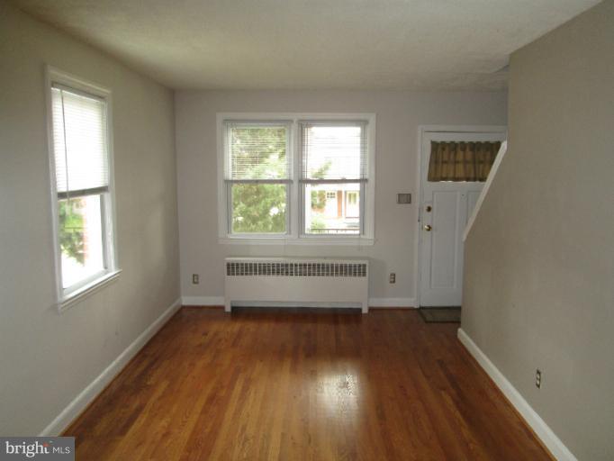 3536 Benzinger Road Baltimore, MD 21229 - Photo 3 of 21 Living Room