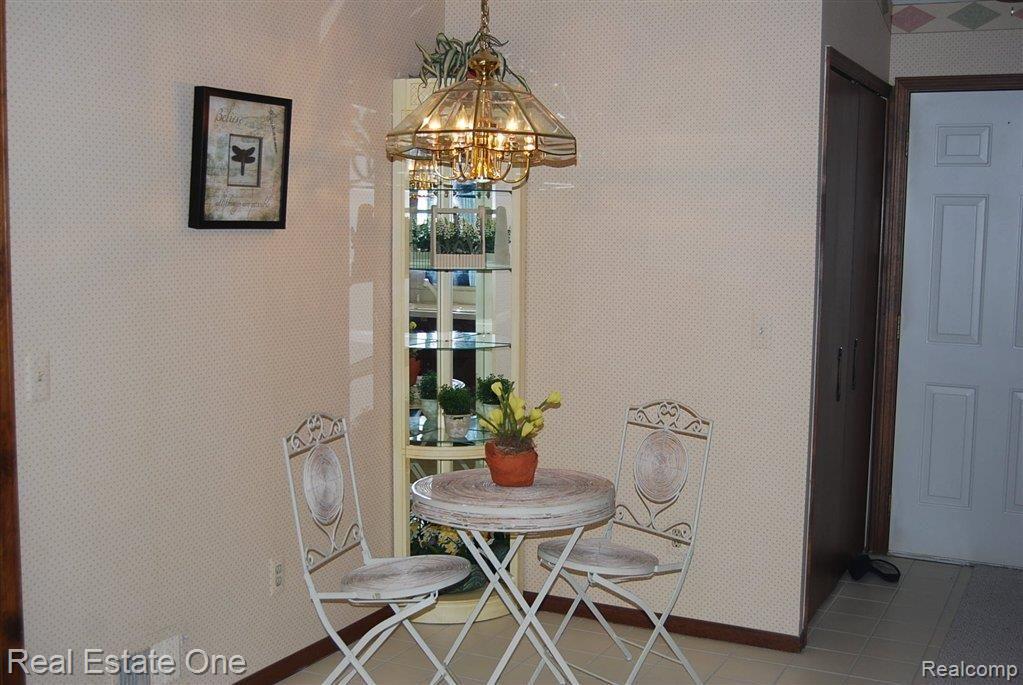 922 GreenView Court, Unit 22 Rochester, MI 48307 - Photo 7 of 24 Kitchen Eating Area