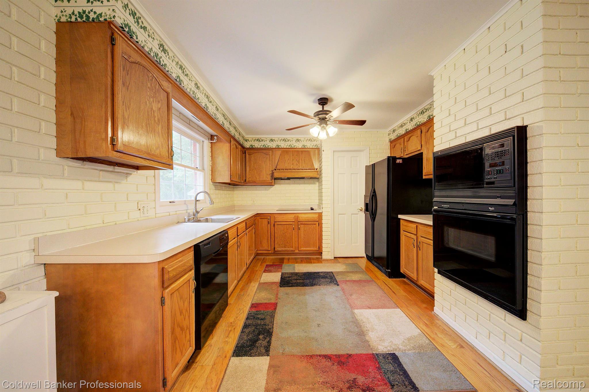 6530 Cranberry Lake Road Clarkston, MI 48348 - Photo 17 of 64 All appliances stay.