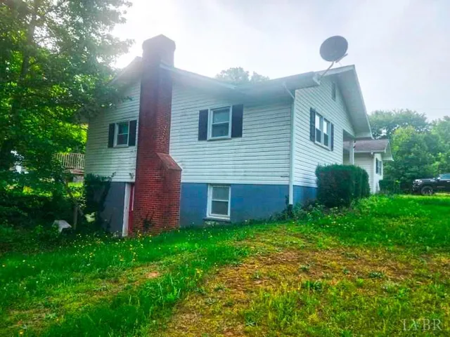 a view of a house with a yard and plants