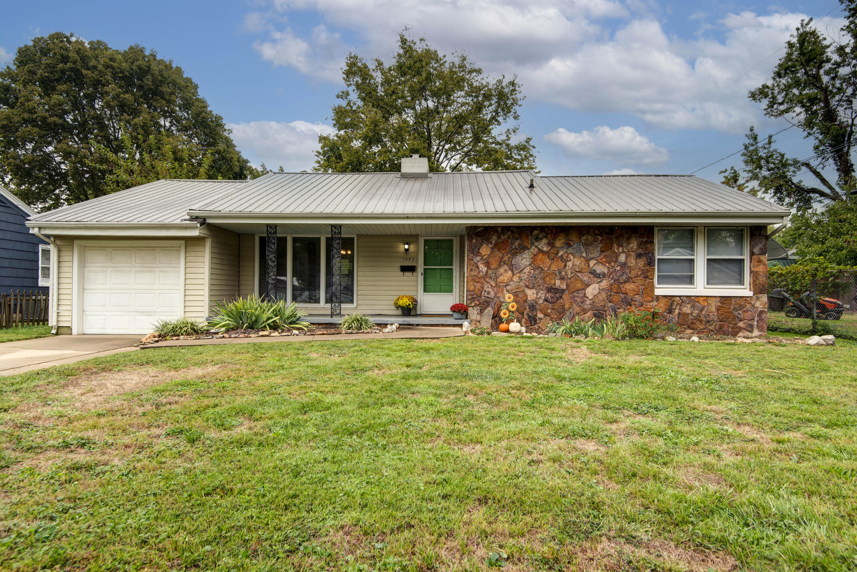 1043 East Cherokee Street Springfield, MO 65807 - Photo 1 of 1 Cherokee (3)
