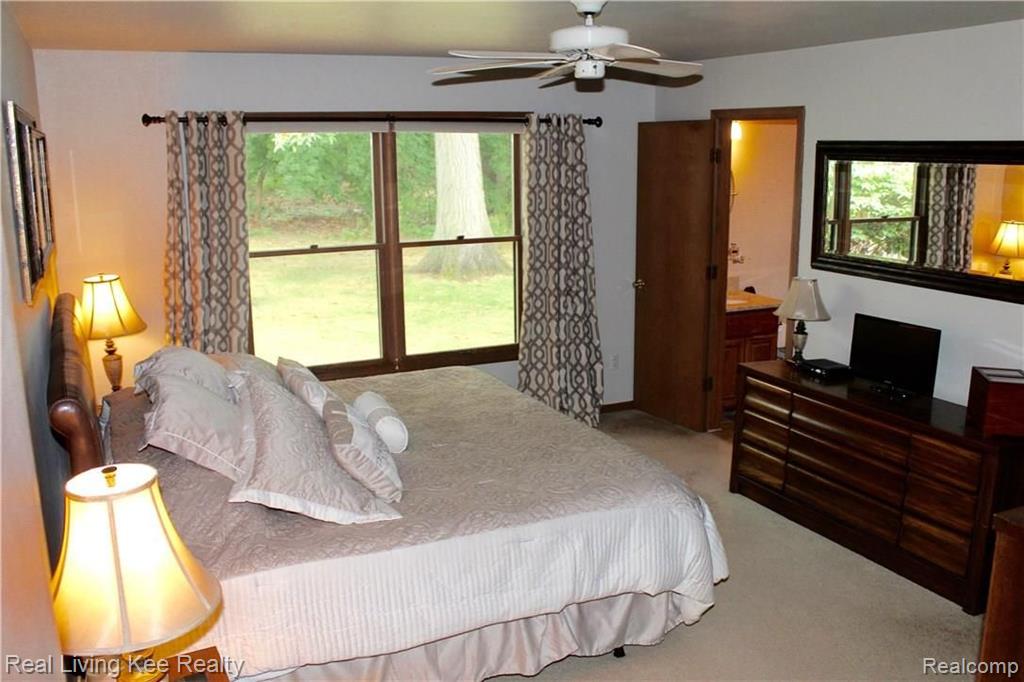 1668 Treeside Drive Rochester Hills, MI 48307 - Photo 15 of 25