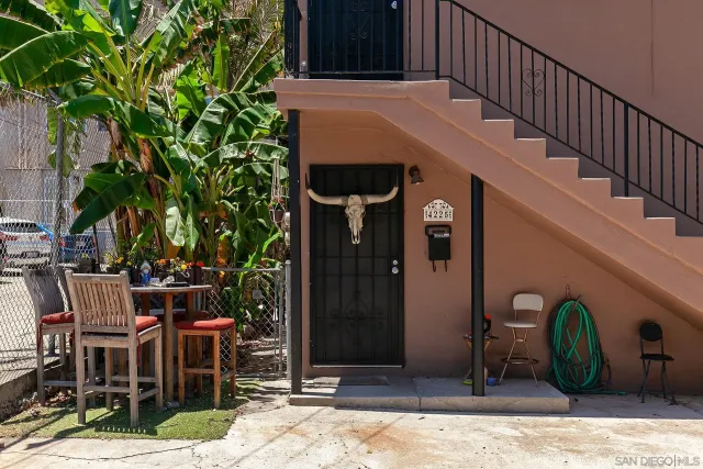 a view of entryway with a front door