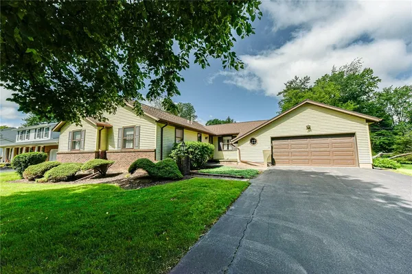 $259,900 | 67 Briar Wood Lane, Greece, NY 14626
