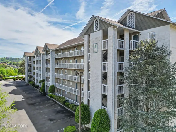 $405,000 | 205 Ogle Drive, Unit 424, Pigeon Forge, TN 37863