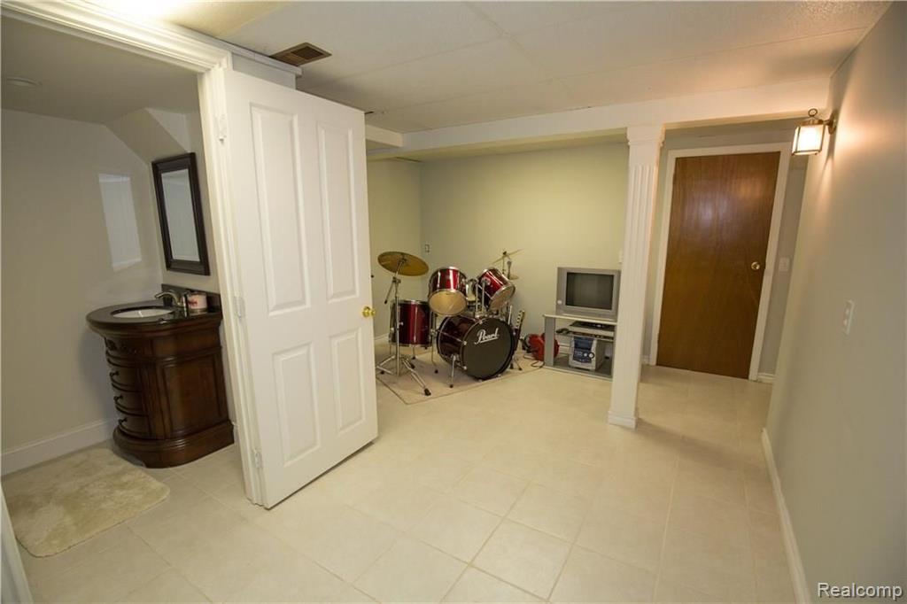 306 Whitney Drive Rochester Hills, MI 48307 - Photo 35 of 38