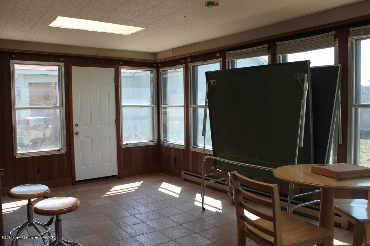 5130 McCarty Boulevard Amarillo, TX 79110 - Photo 19 of 26 a room with furniture and a window