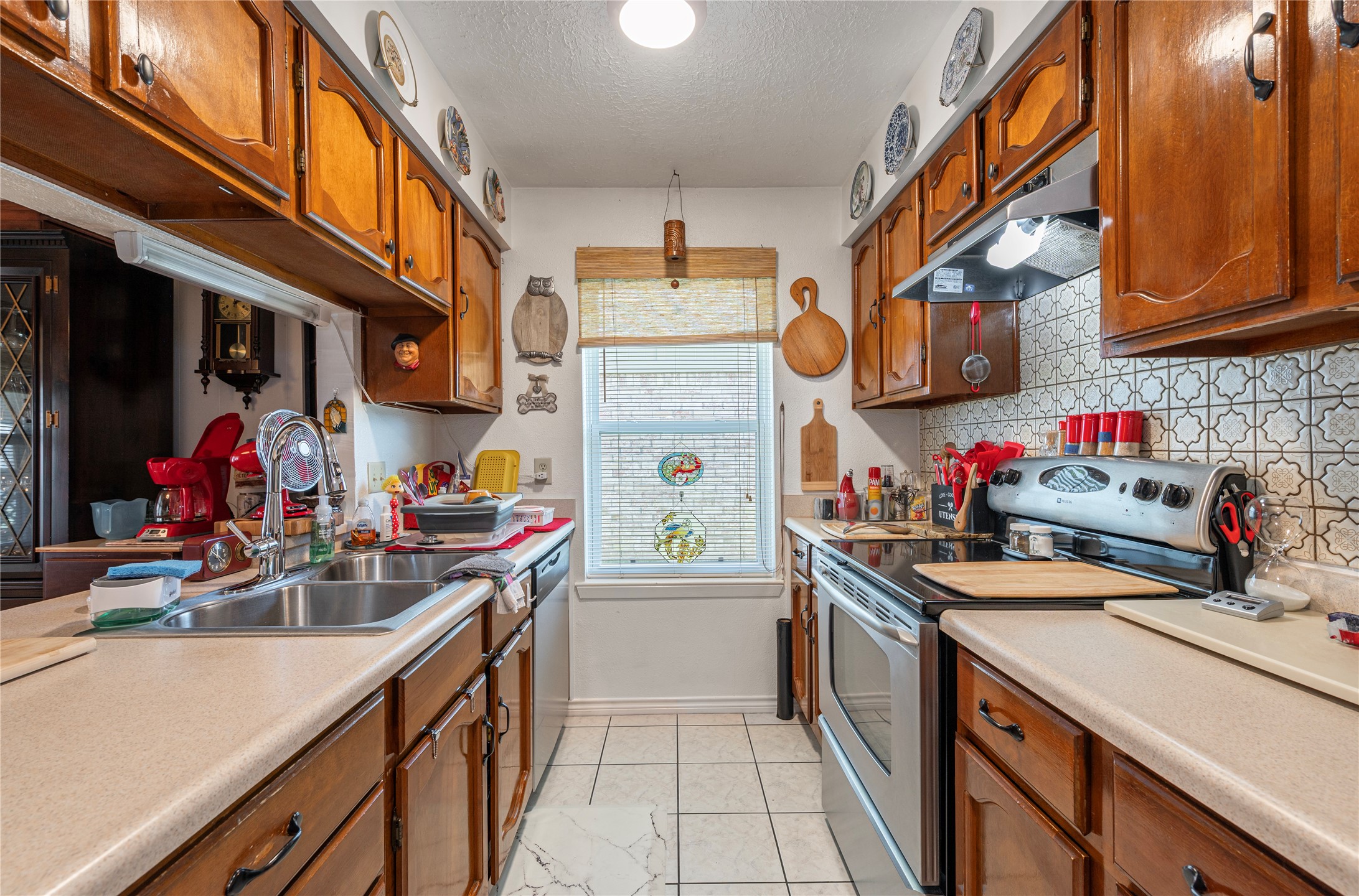 10107 Rocky Hollow Road La Porte, TX 77571 - Photo 12 of 33 a kitchen with lots of counter top space