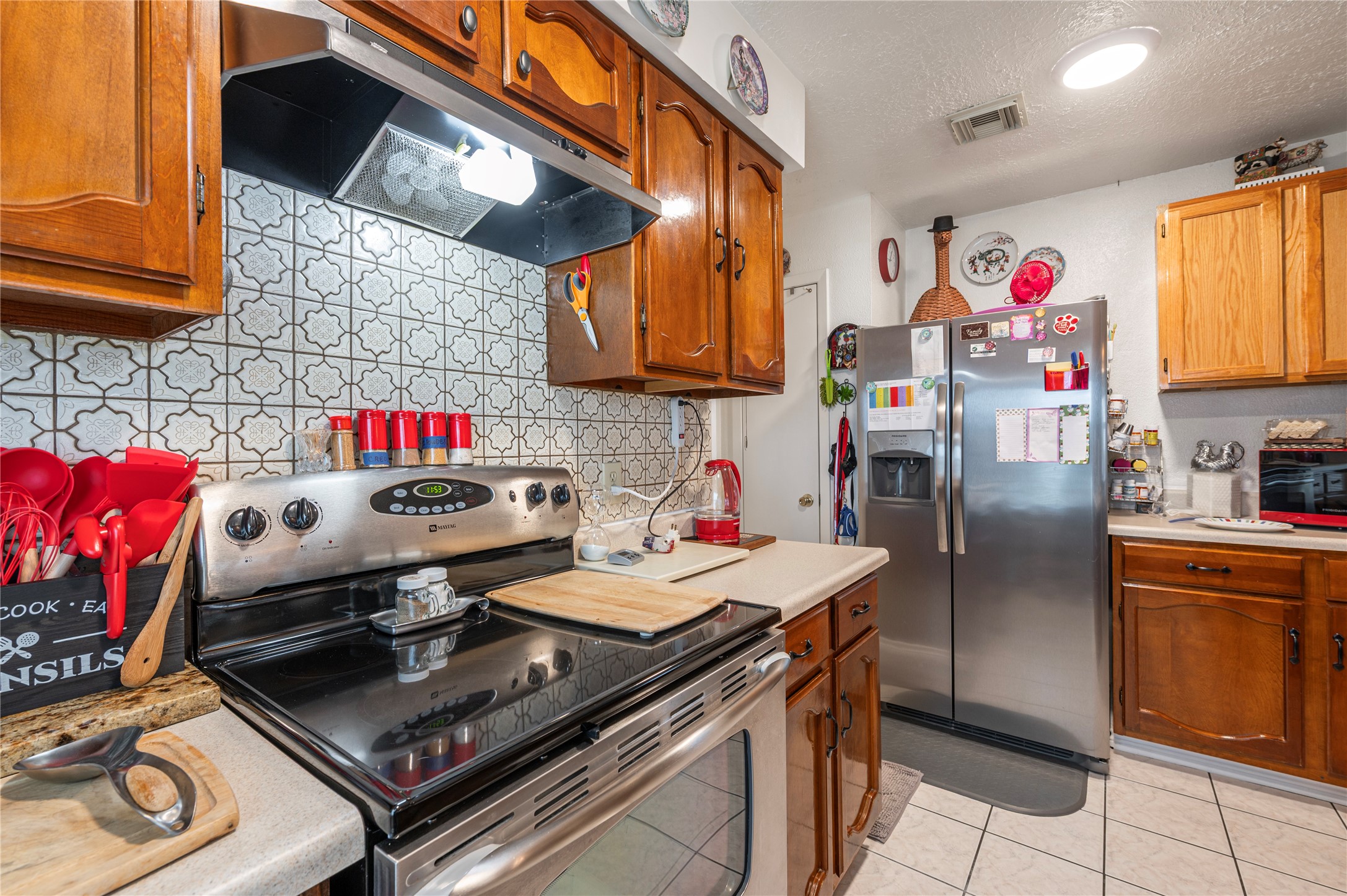 10107 Rocky Hollow Road La Porte, TX 77571 - Photo 14 of 33 a kitchen with a stove and a refrigerator