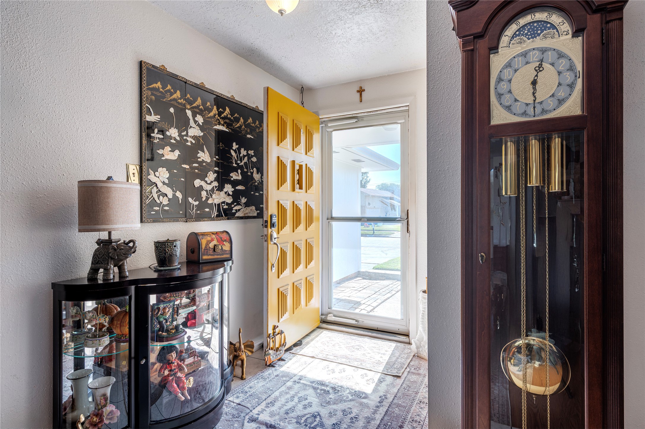 10107 Rocky Hollow Road La Porte, TX 77571 - Photo 5 of 33 a view of a hallway with elevator