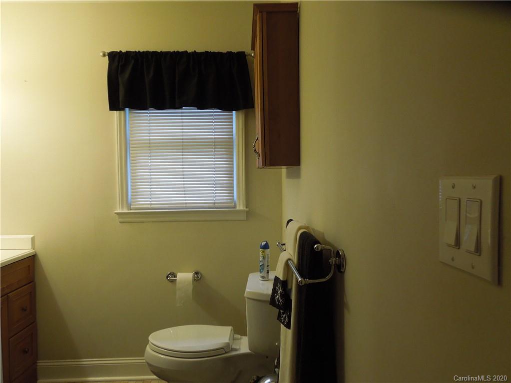 5531 Hickory Grove Road Charlotte, NC 28215 - Photo 21 of 24 a bathroom with a toilet and a sink