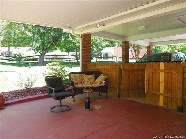 5531 Hickory Grove Road Charlotte, NC 28215 - Photo 4 of 24 a building outdoor space with seating area