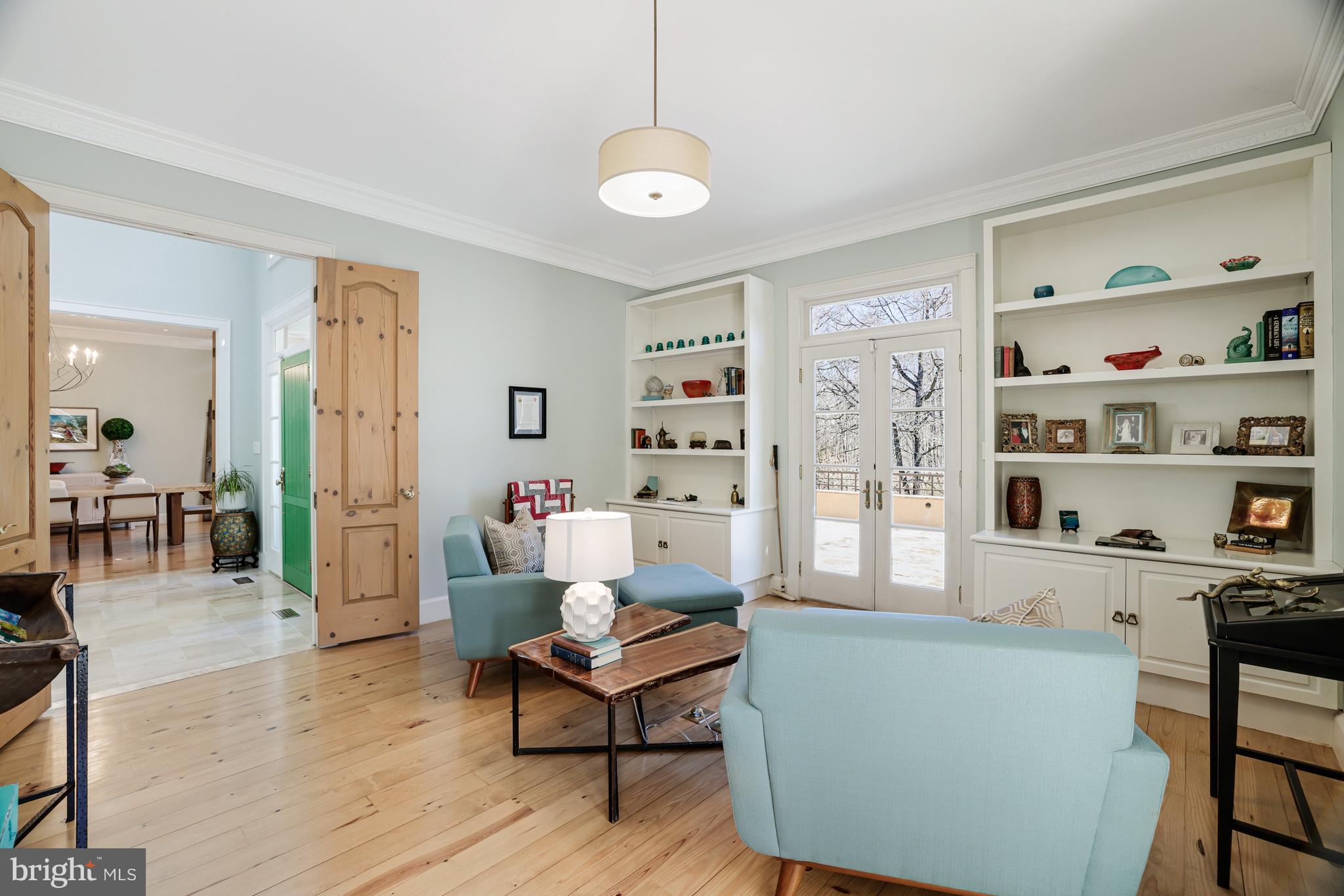 1127 Bellview Road McLean, VA 22102 - Photo 24 of 67 a living room with furniture and a book shelf