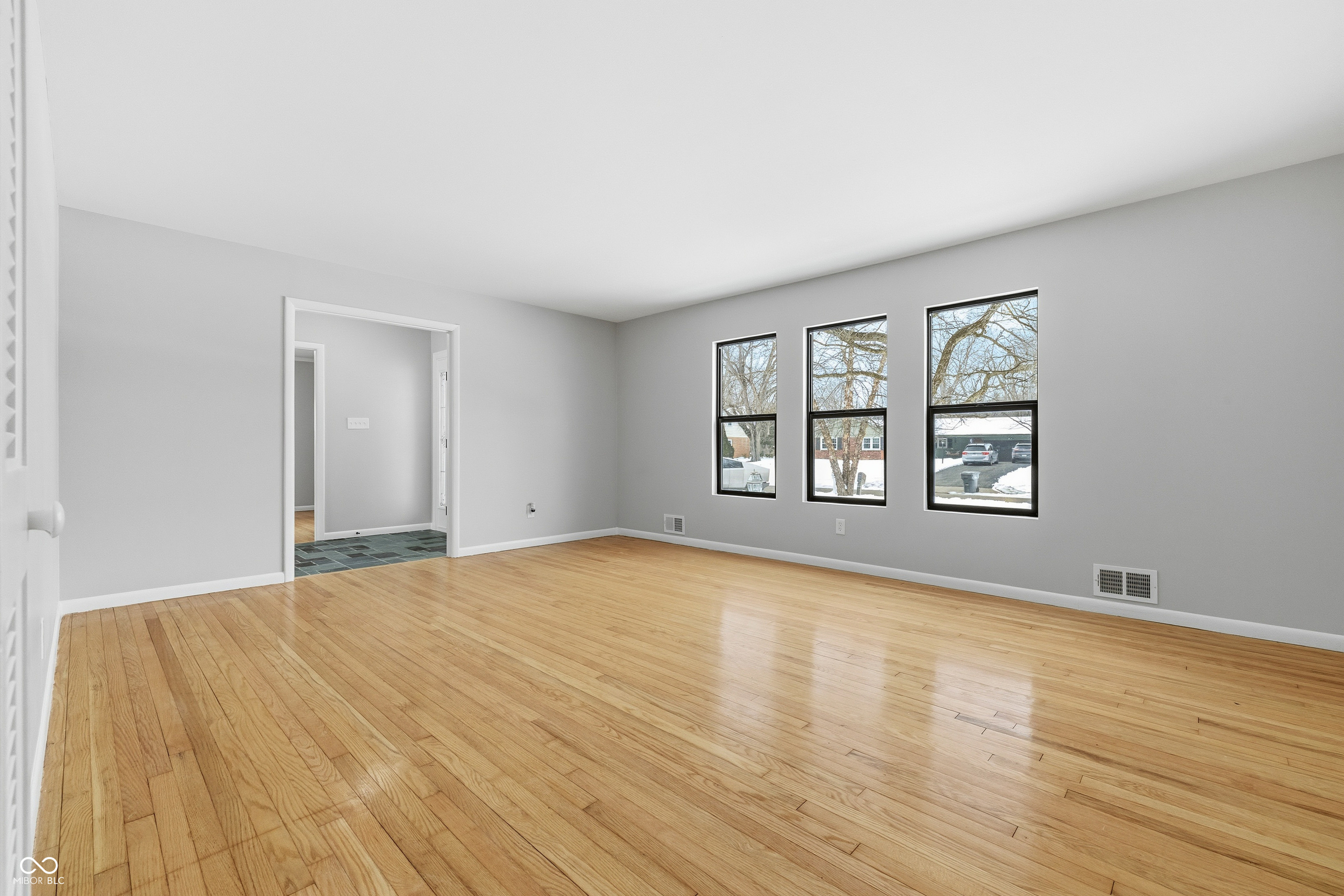 6219 Green Leaves Road Indianapolis, IN 46220 - Photo 5 of 32