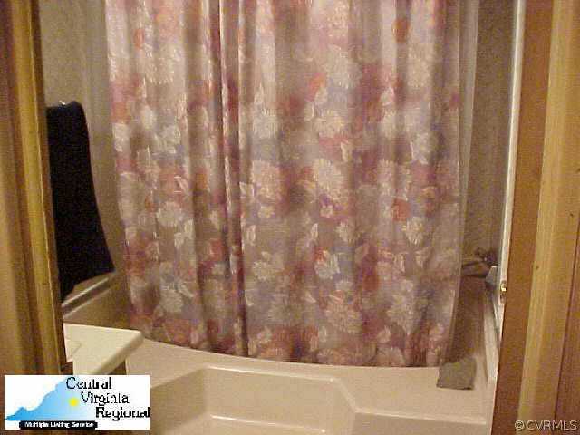 50 Raines Road Farmville, VA 23901 - Photo 5 of 10 a bathroom with a bathtub