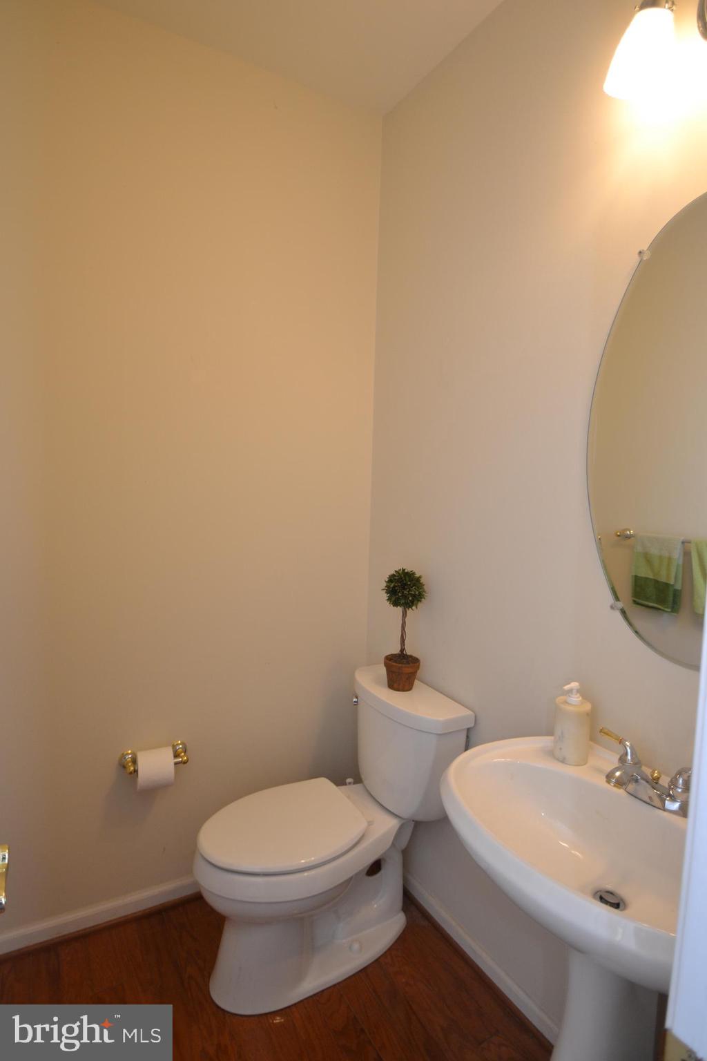 10207 Rutland Round Road, Unit 65 Columbia, MD 21044 - Photo 13 of 32 Main level Powder Room