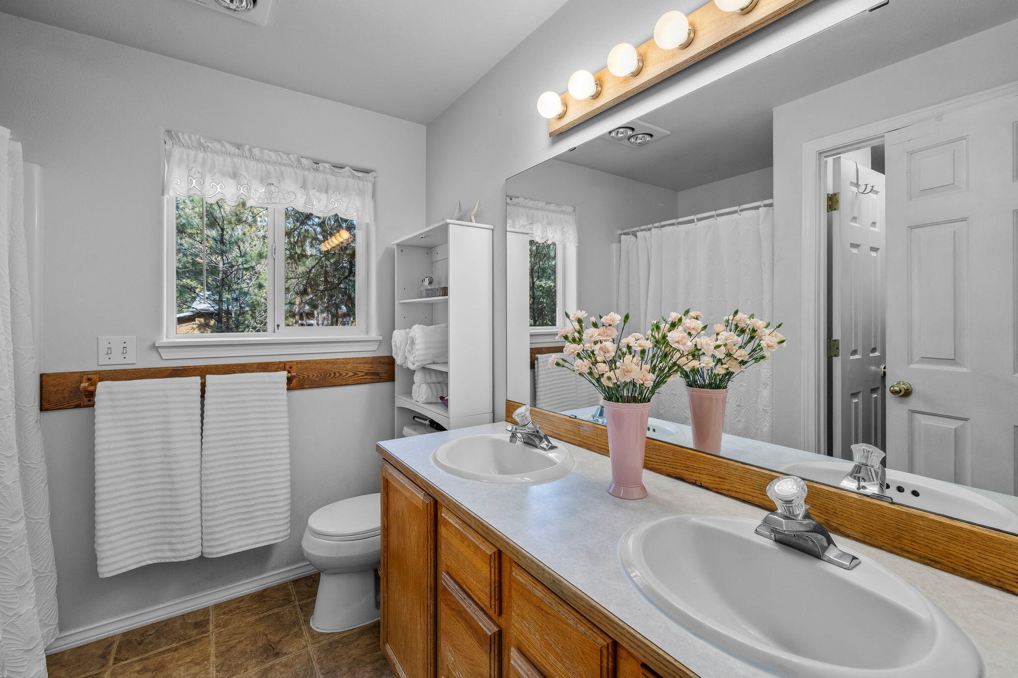 18887 Choctaw Road Bend, OR 97702 - Photo 24 of 38 Light, bright and airy!