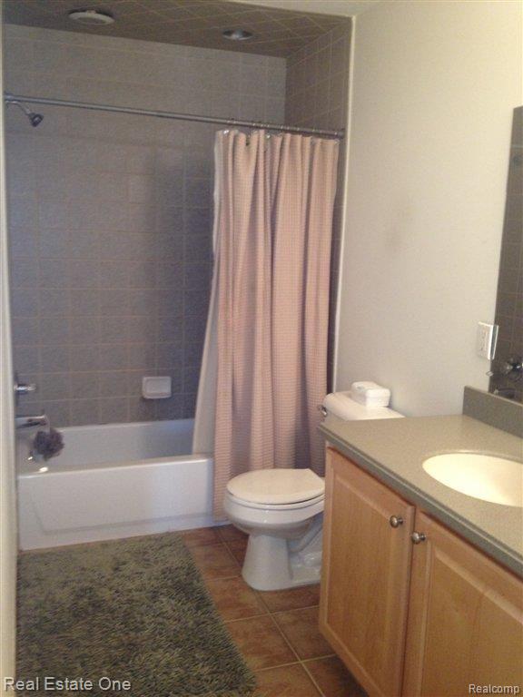 1218 Welland Drive Rochester, MI 48306 - Photo 15 of 24 13 Kids bath.JPG
