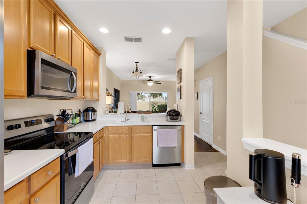 3423 Wilshire Way Road, Unit 27 Orlando, FL 32829 - Photo 6 of 38 Gallery Image 6