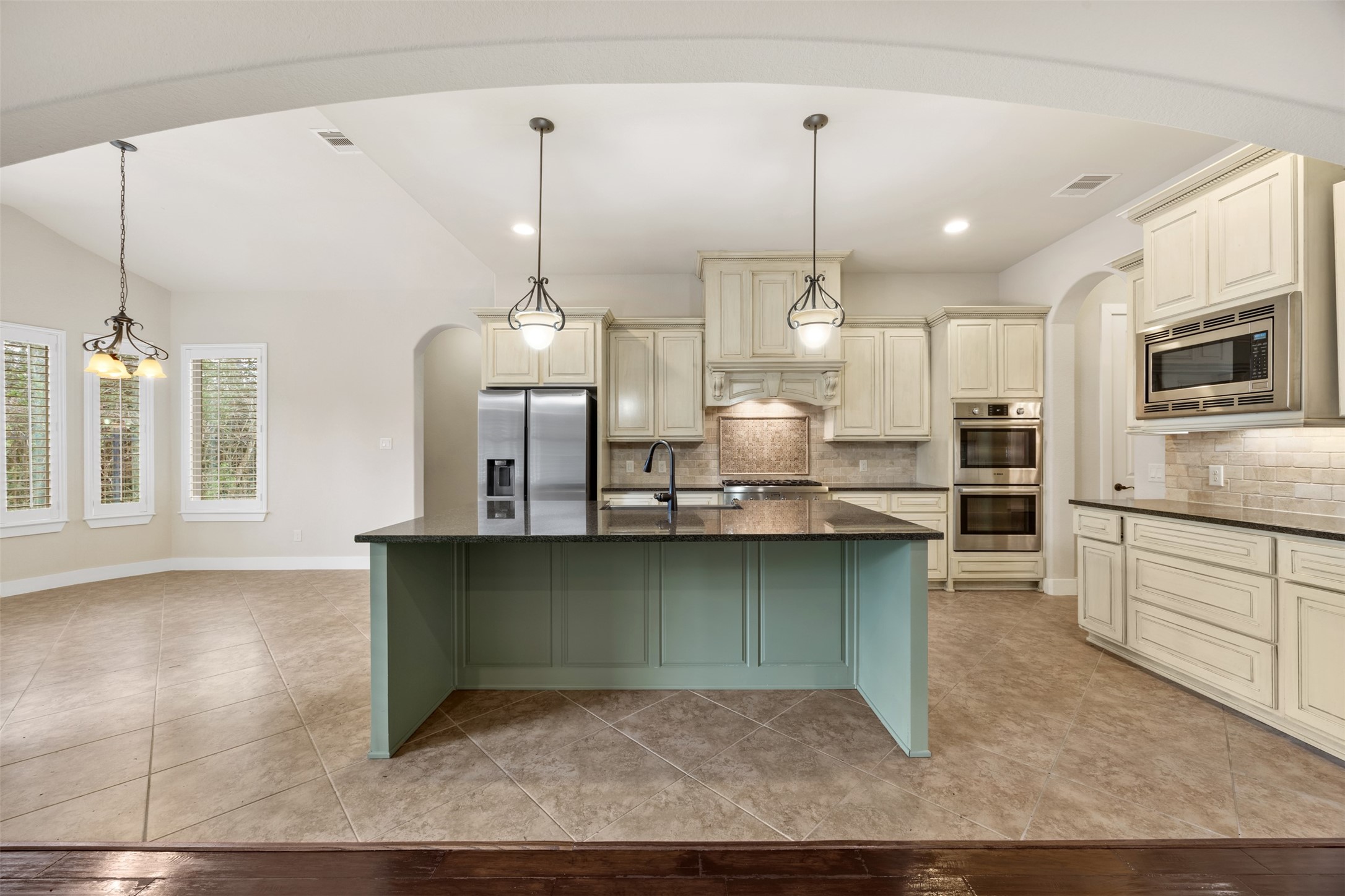 6515 Fraser Point Spring, TX 77379 - Photo 8 of 39 a kitchen with kitchen island a sink stainless steel appliances and cabinets