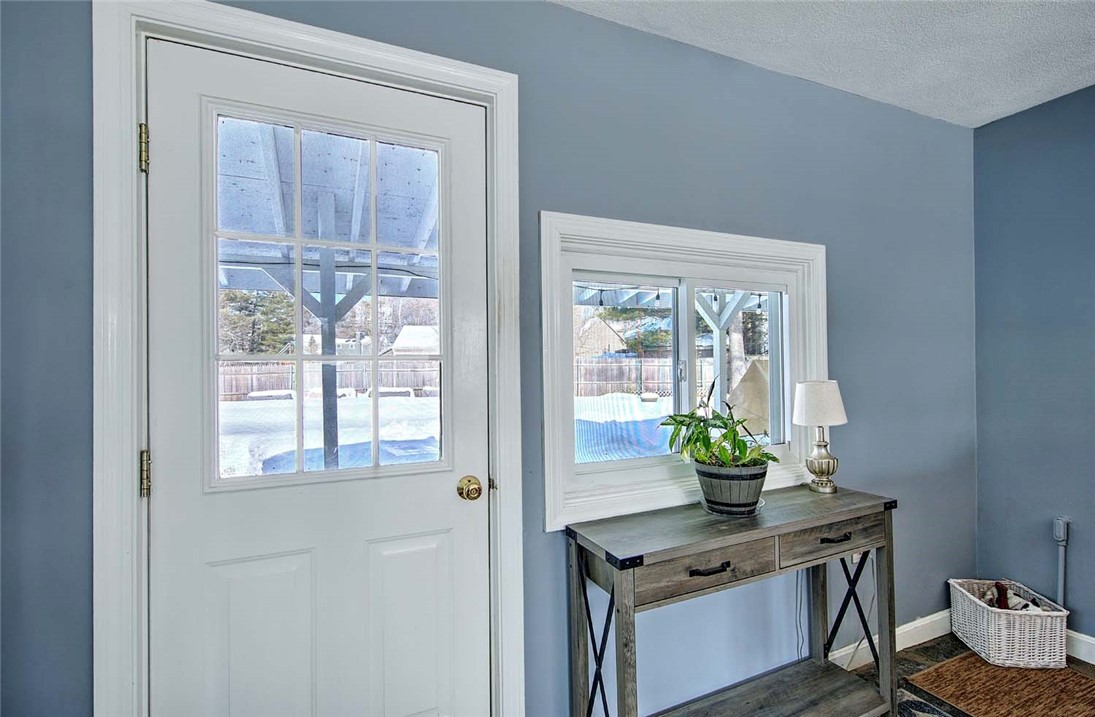 1 Massasoit Avenue Barrington, RI 02806 - Photo 4 of 33