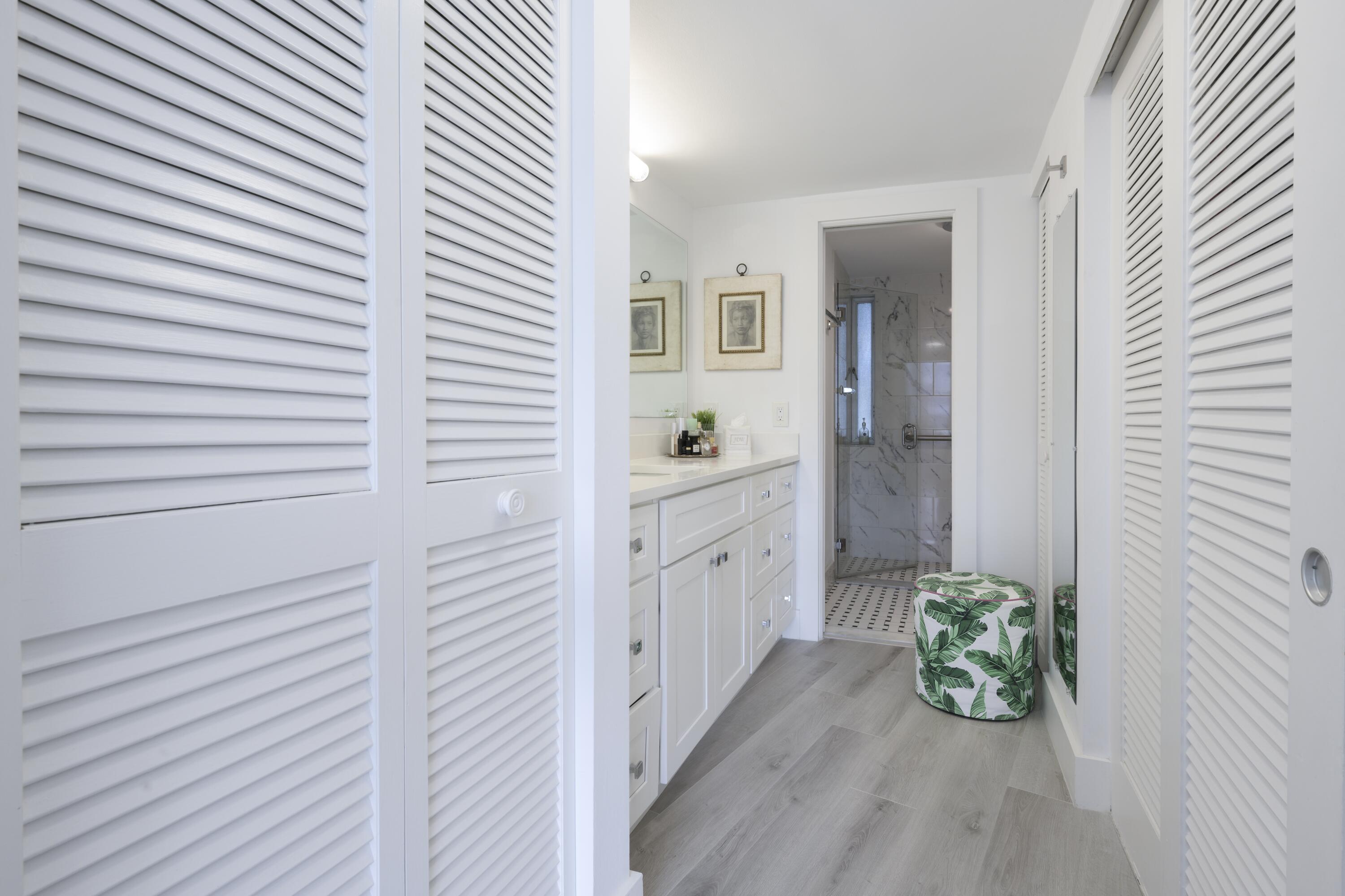 2760 South Ocean Boulevard, Unit 213 Palm Beach, FL 33480 - Photo 7 of 24 a bathroom with a bathtub