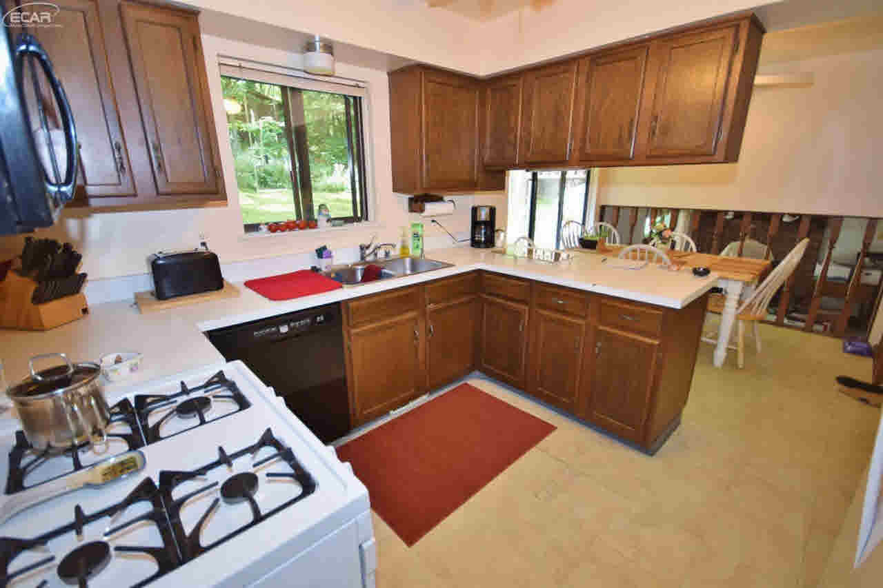 11324 White Lake Road Fenton, MI 48430 - Photo 6 of 28 21365703-5.JPG