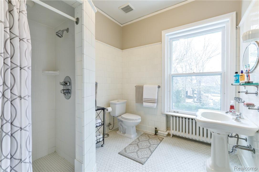 285 Washington Road Grosse Pointe, MI 48230 - Photo 49 of 81 285-Washington---Interior-005.jpg